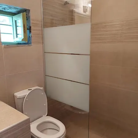 Rokanes Glass Stone With Pool Kouvelles