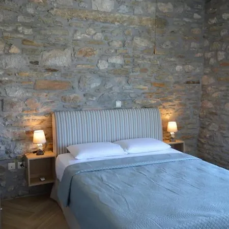 Rokanes Glass Stone With Pool Kouvelles