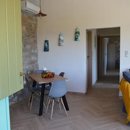 Rokanes Glass Stone With Pool Kouvelles