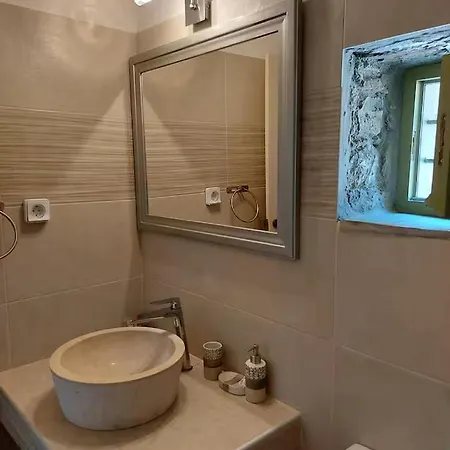 Rokanes Glass Stone With Pool