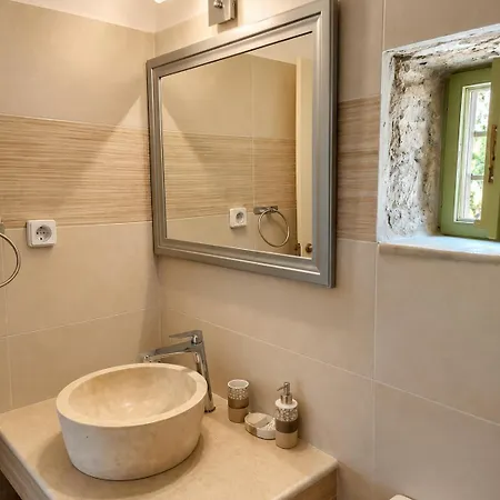 Rokanes Glass Stone With Pool